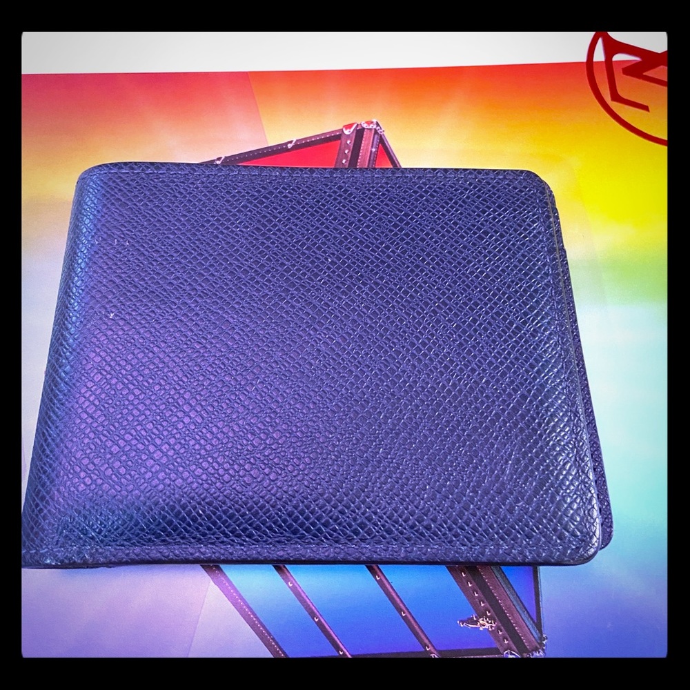 💢SOLD💢 LV taiga multiples wallet